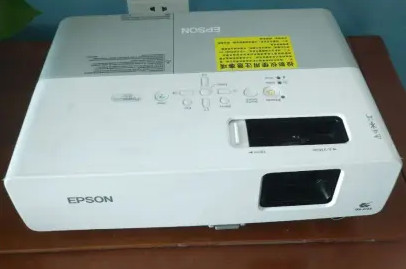 轉(zhuǎn)讓投影儀和筆記本電腦，基本全新，配件齊全
